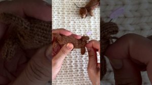 Пришиваем ушки и убираем прорехи между петлями, которые могли образоваться.