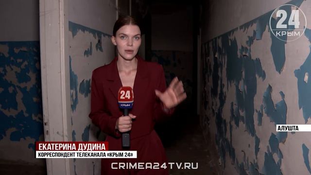 Некогда популярное у горожан здание аптеки в Алуште превратилось в помойку
