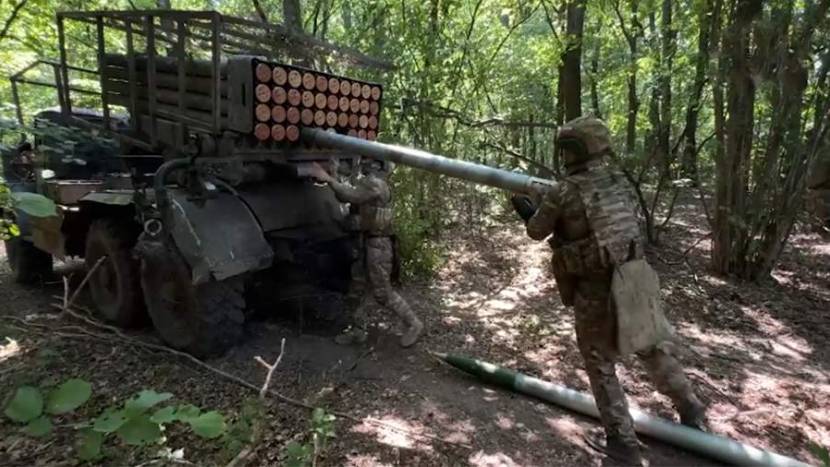 Расчеты РЗСО «Град» уничтожили боевую технику и живую силу ВСУ в Сумской области