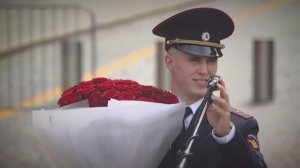 Церемония на Красной площади завершилась для выпускников романтично, предложением руки и сердца…❤️