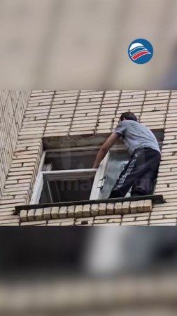 16 часов на карнизе: молодой обнинский житель угрожает спрыгнуть с 8 этажа