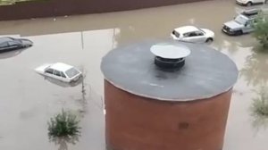 В Одинцово затопило парковку жилого комплекса — машины стоят по капот в воде.