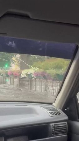 Вчера на Воронеж обрушился ливень. Опять. Город поплыл. 💦🫢