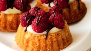 Миндальные пирожные с кремом и ягодами! Просто и изысканно!