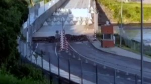 🔴Эстонцы демонтировали асфальт на границе с Россией. Теперь русские танки точно не пройдут😂🔴