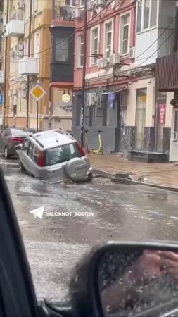 В Газетном переулке автомобиль "сожрал" асфальт. 🫢