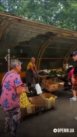 На Украине женщина, чей сын погиб на фронте, попросила уличного музыканта исполнить песню «Детство»