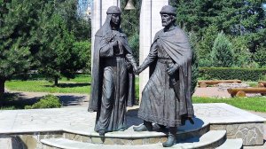 20250718  г. Дмитров фонтан, памятник Петру и Февронии