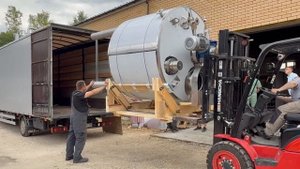 Смотрите захватывающий процесс погрузки производственной ёмкости от компании РусскаяФерма.ру!
