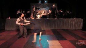 Pamela Gaizutyle and Juan Villafane lindy hop performance in Swingtiago