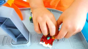 Влад и Никита играют с игрушечными машинками   Хот Вилс Сити