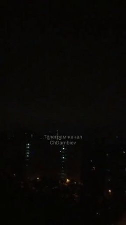 🔥И еще одно эффектное видео сегодняшнего ракетно-дронового удара ВС РФ по Киеву.