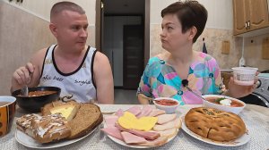 Мукбанг Вован включил МУЖИКА и поставил меня на МЕСТО! ИГРИВОЕ настроение) Семейный обед в России