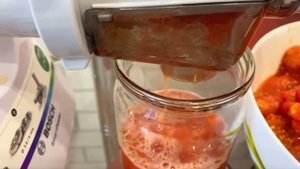 Томатный сок на мясорубке.