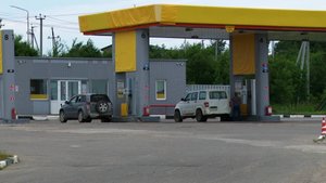 «Каждую неделю — по чуть-чуть»: что думают охинцы о росте цен на бензин?