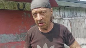 Олег собирает урожай.