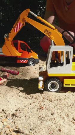 🚧🚜Машинка Bruder Колесный экскаватор ведет строительные работы в песочнице!