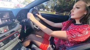 Эшли прогуливается по улице в красных туфлях на высоком каблуке высотой 6 дюймов с открытым носком