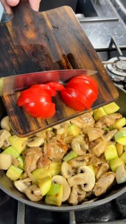 Безумно вкусное рагу с курицей и кабачком на ужин 🥘