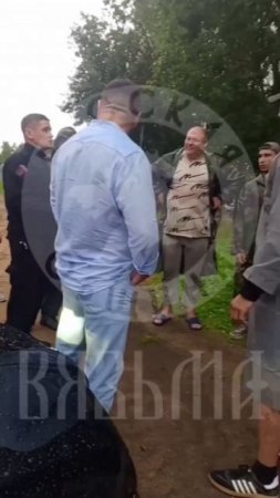 В центре Вязьмы гости с юга устроили на улице пикник, нахамили женщине !!!