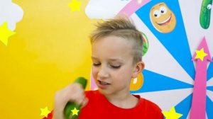 Влад и мама Фрукты и овощи смузи-челлендж с танцевальной Ники