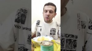 Мукбанг обжор картошка с селедкой, салат из огурцов и помидоров, передаю привет