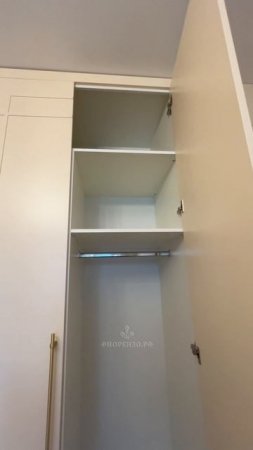 Распашной шкаф в спальню с 3-мя дверьми из МДФ. Стиль неоклассика.