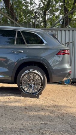 Geely Monjaro на примерке дисков в 19-ом диаметре