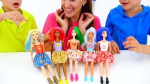 Влад и Никита играют с куклами Barbie Color Revea