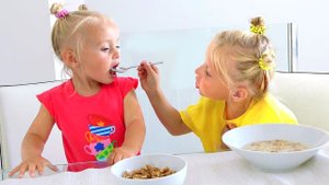 Алиса как няня рассказывает сказки для Евы / Смешные истории про девочку! Видео для детей.