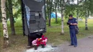 🔴В Челябинской области 40-летняя мра-зота кувалдой ударила по мемориалу погибшим в ходе СВО🔴