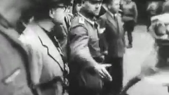 Париж в оккупации гитлеровцев. Жители города пинают и бьют идущих в колонне пленных англичан и амери