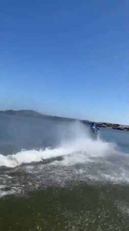 Мотоцикл по воде как по суши