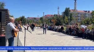 Зажигательные песни, яркие краски и праздничная атмосфера наполняют улицы города