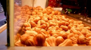 Конфеты с арахисом и грецкими орехами — корейская уличная еда