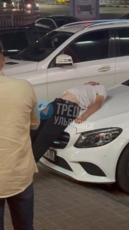 😱 «Сейчас около ЦУМа мужчина под какими то веществами, ранее орал на всю улицу, сейчас лег на чужую