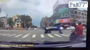 Мотоциклист в полёте сбил скутеристов