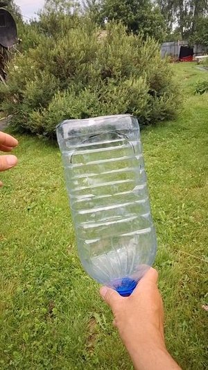 Самоделка приспособление ягодосборник своими руками #diy #полезныесоветы #хитрости