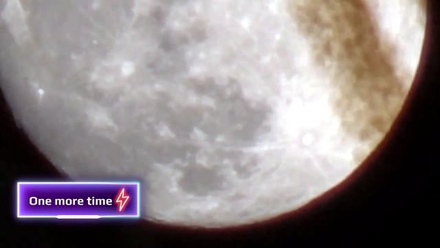 Луна и случайно попавший в кадр самолёт!