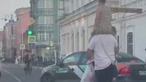 На плечах девушка, а в руках два пакета: такого водителя электросамоката засняли на дороге в Самаре.