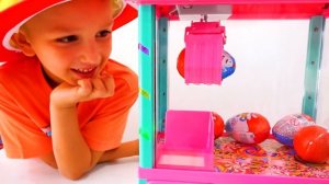 Влад и Никита играют с игрушечной машиной-сюрпризом
