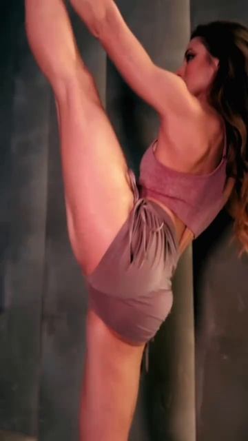 Шпагат в исполнении красотки смотреть онлайн