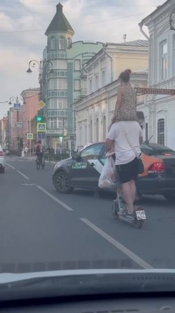 На дорогах Самары заметили ловкую парочку, нарушающую ПДД. 

Девушка выбрала не самый удачный момент