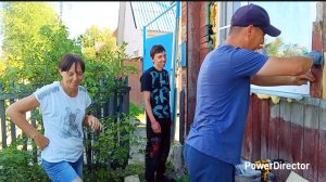 жизнь в деревне...сынок сделал обшивку стены..Поливка огорода..в центре были,купили телефон.