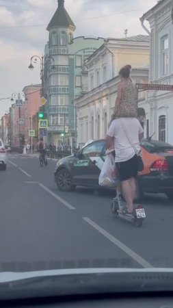 В Самаре мужик ездил на самокате с девочкой на плечах.