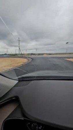 Столб в дороге с асфальтом