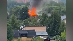 Частный дом в Ивантеевке загорелся из-за падения обломков дрона