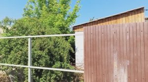Прикручиваем профлисты по ниточке к каркасу забора .