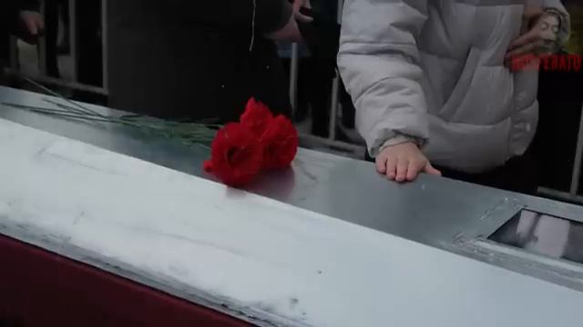 Мать с бабушкой выкопали сына-солдата. Реальная история. 🫣🫣🫣 смотреть онлайн