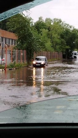 Вокруг Шереметьево вода. Ливневки не справляются, машины плывут